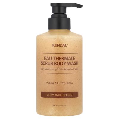Kundal, غسول الجسم EAU Thermale Scrub، دارجيلنج المريح، 16.9 أونصة سائلة (500 مل)